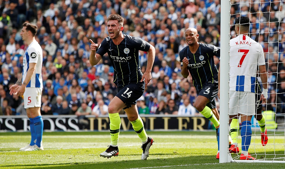 足球国足球迷自发组织万人方阵助威（万名球迷自发组建方阵为国足助威）