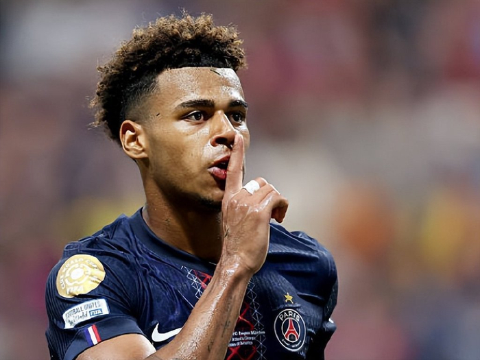 图片报：因极端球迷大规模燃放烟火，拜仁将面临欧足联的处罚（图片报：极端球迷大规模燃放烟火，拜仁恐面临欧足联重罚）