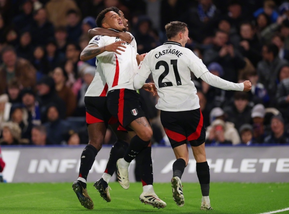 西媒：埃里克-加西亚因上半场面部受撞击后头晕在半场被换（西媒：埃里克-加西亚上半场面部受撞致头晕，中场被换下）