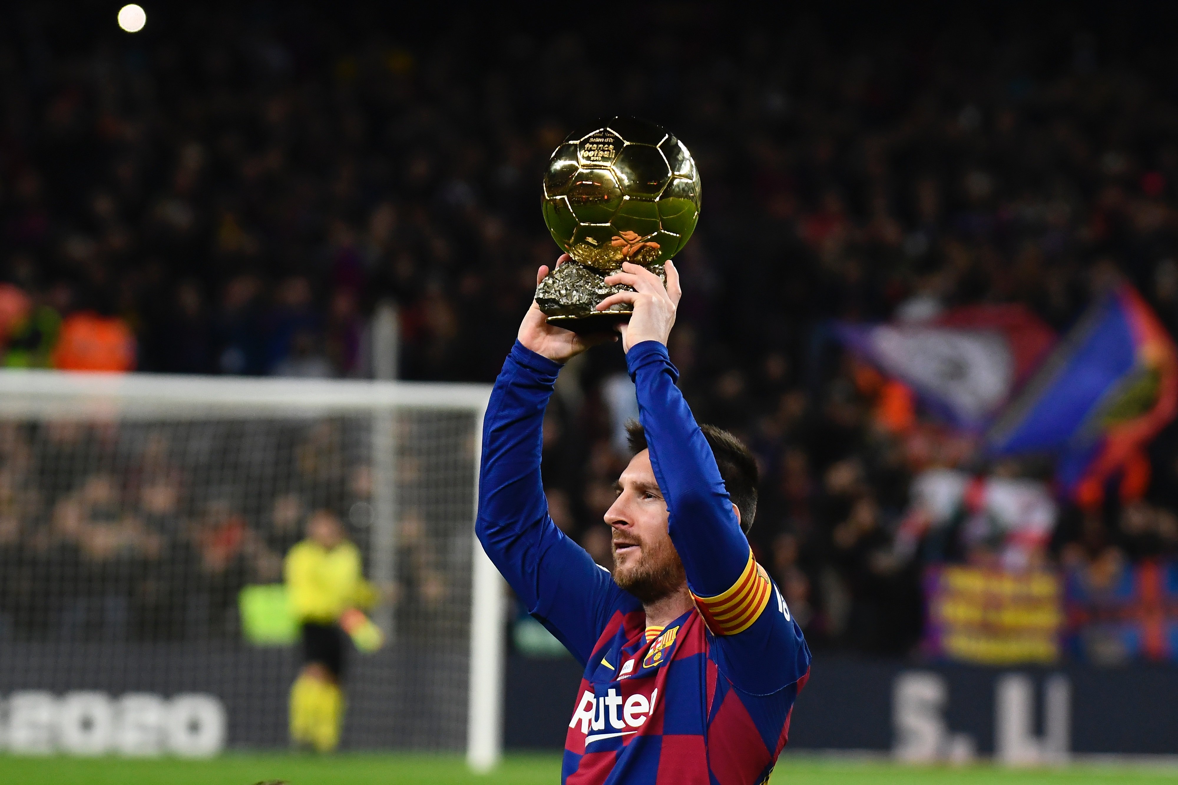 拓记：克林根争抢篮板后一瘸一拐走向替补席，赛前左小腿就有挫伤（拓记：克林根抢板后跛行回替补席，赛前左小腿已有挫伤）