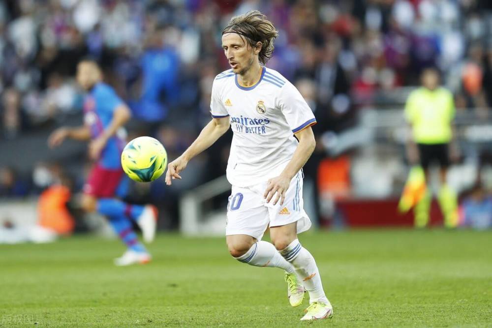 爱德华兹全场0失误！芬奇：把球扔向篮筐，那就不会失误了（爱德华兹整场零失误！芬奇打趣：把球往篮筐一扔，就没有失误了）