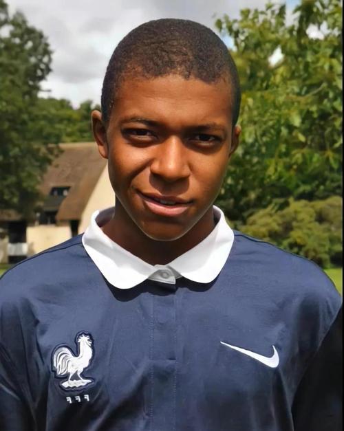 马刺后场连线表现亮眼（马刺后场组合发挥出色）