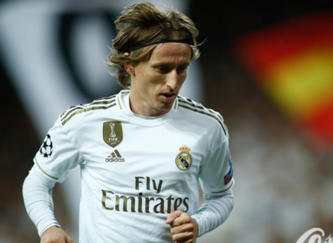 欧冠战报：孔德双响，克瑙夫破门，巴塞罗那2-1法兰克福（欧冠速递：孔德梅开二度，克瑙夫建功，巴萨2-1力克法兰克福）